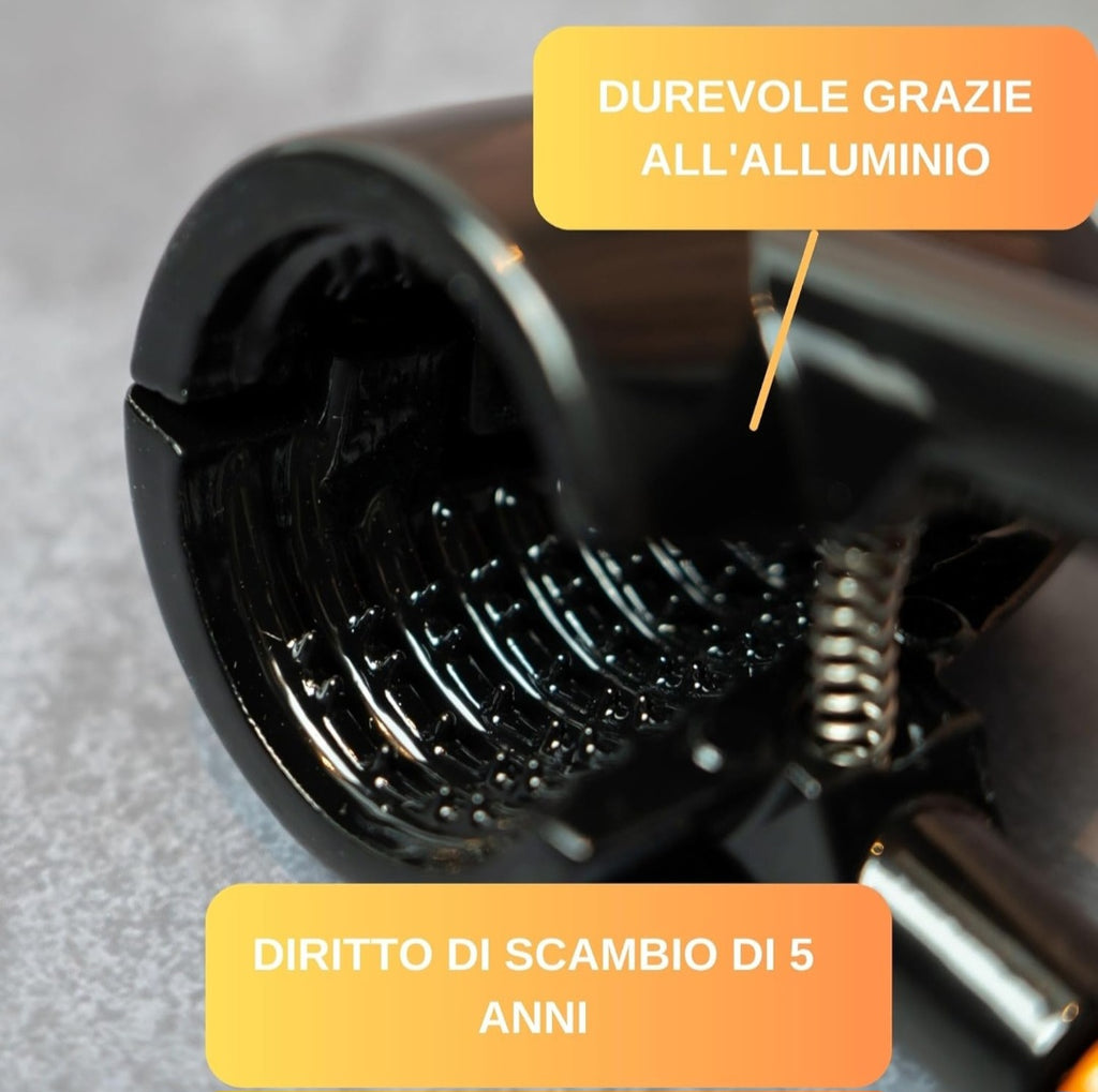 Schiaccianoci comodo pratico facile da usare